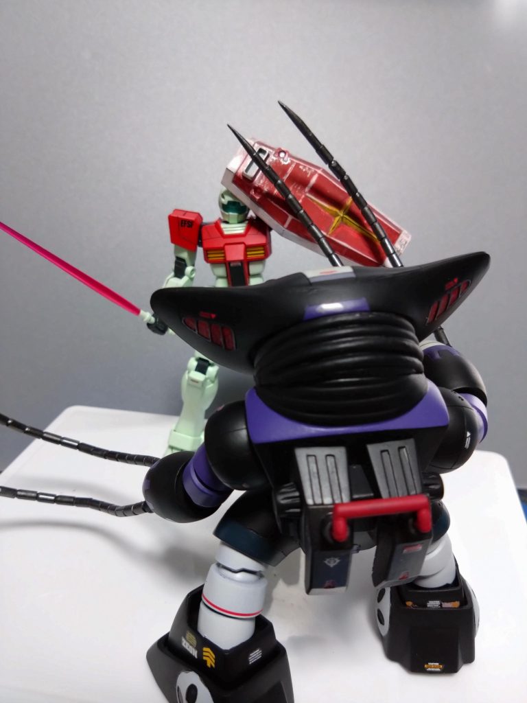 頭の後ろ側の紫カラーの部分、スジボリしたのですがセンターから左に寄ってました。塗装するまで気づかなかった。😅