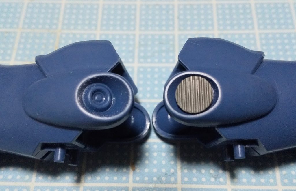 加工前と加工後。中をすこし削ってパーツを貼り付け。