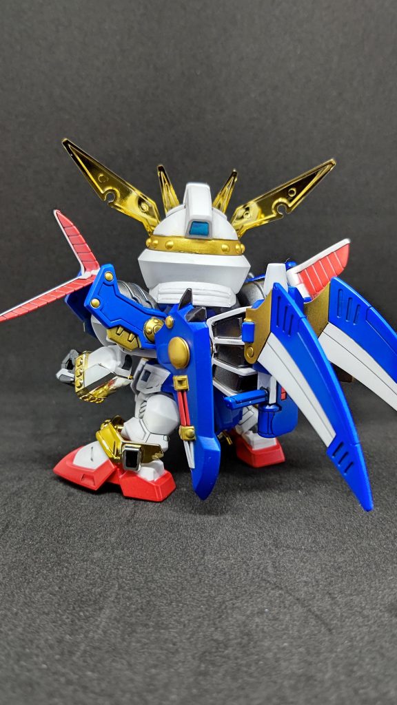 トンファーや厳光の弓など、武装の塗装に力を入れました。トンファーは外側の軸を処理してレンズパーツで金○を作成しています。