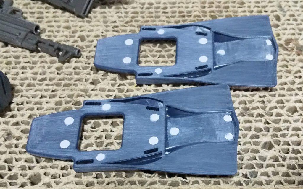 フィンの裏、ダボピンの押し出し跡が気になったのでパテ埋め。