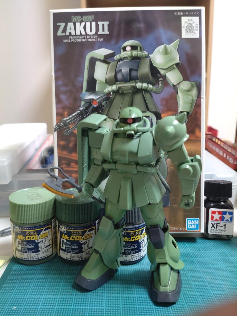 昔から、足から作るクセが抜けません。左脚から作ってます。昔に買った、ガンダムカラー「量産型ザク用(未使用)」が見つかったので、これを使う事にしました。この時点で左脚のスリッパ&腿は汚しまで終わってます。遊びで持たせたヒート・ホークは食玩の物だと思う。