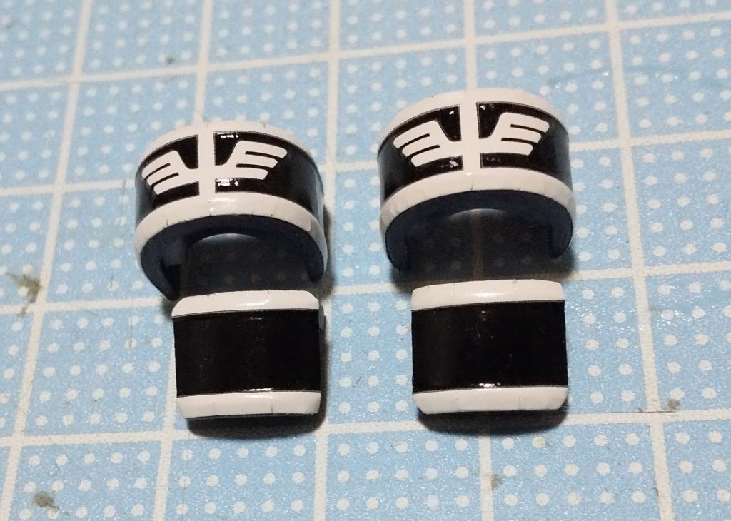 袖口は付属のシールを爪楊枝で押さえながら立体的に貼りました。上手く塗装出来るか自信が無かったので。