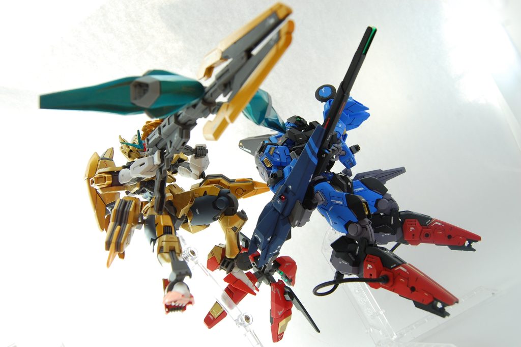 なんやかんやで共闘。 今回でかい半透明な収納箱に紙を敷いて簡易的な撮影ブースをつくって、ライティングや色調もちょっと試行錯誤してみました。半透明素材なので太陽光をブース背面にあてると簡単にそれっぽいライティングになって便利でした(背面の模様や日の光の色も入ってしまったが)。ただブースを使うと、客体を複数配置したり色んなアングルや構図を自由に探ったりするのが難しくなりますね。なんとなくガンプラは「良い写真を撮ること=キレイで証明写真のような写真を撮ること」になってる気がするのですが、それは撮影ブースのこういう制約によって助長されてたりするのかな、と思いました。