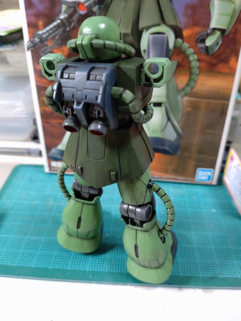 ランドセルの色が分からなくて、ガンプラを作ってる友人に色の配分を聞いて、持ち合わせを混ぜて塗ってみました。このランドセルの造形が良き。