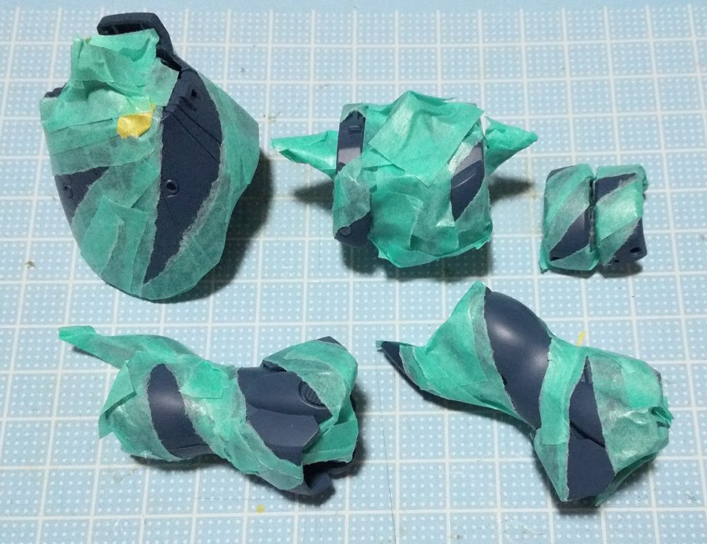 迷彩塗装はマスキングテープを手でちぎりエッジが荒れた感じを出しました。