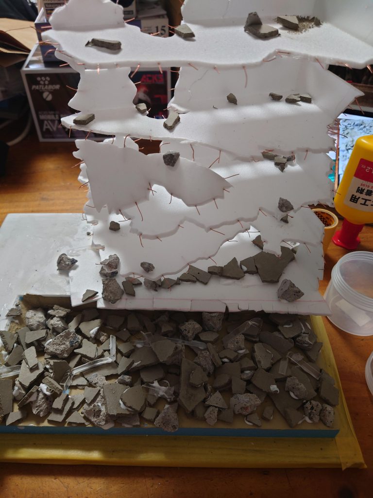 崩れた場所にエナメル線を植えていきます。100均のコンクリートを置いていきます。