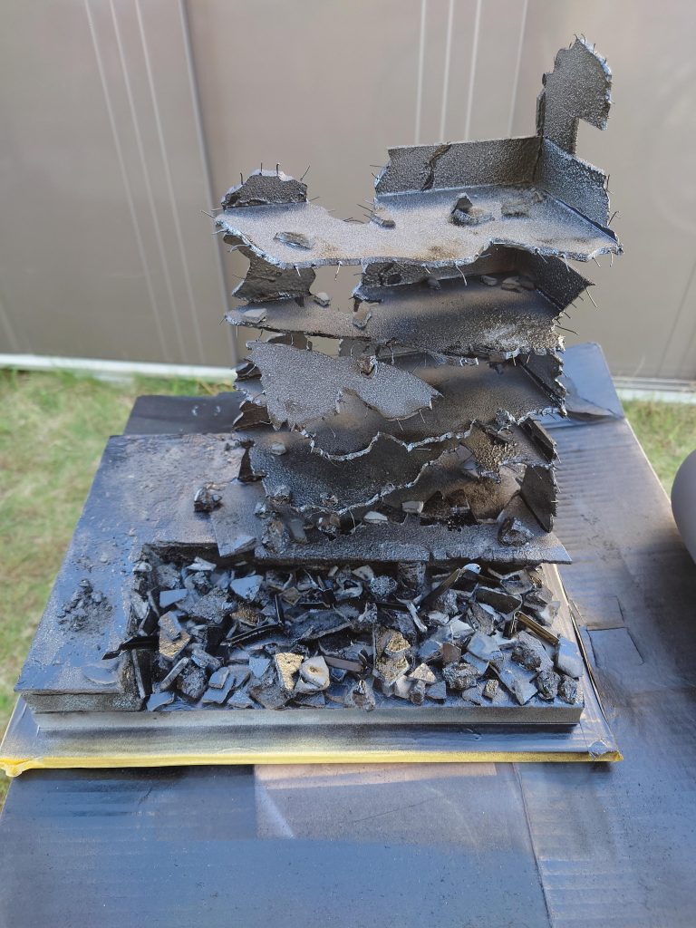 最初にラッカー塗料の黒を吹きました。理由はラッカー塗料を吹く事で表面つるつるのスチレンボードを少しとかしてザラザラにさせます。そうすると、リアル感が増します。