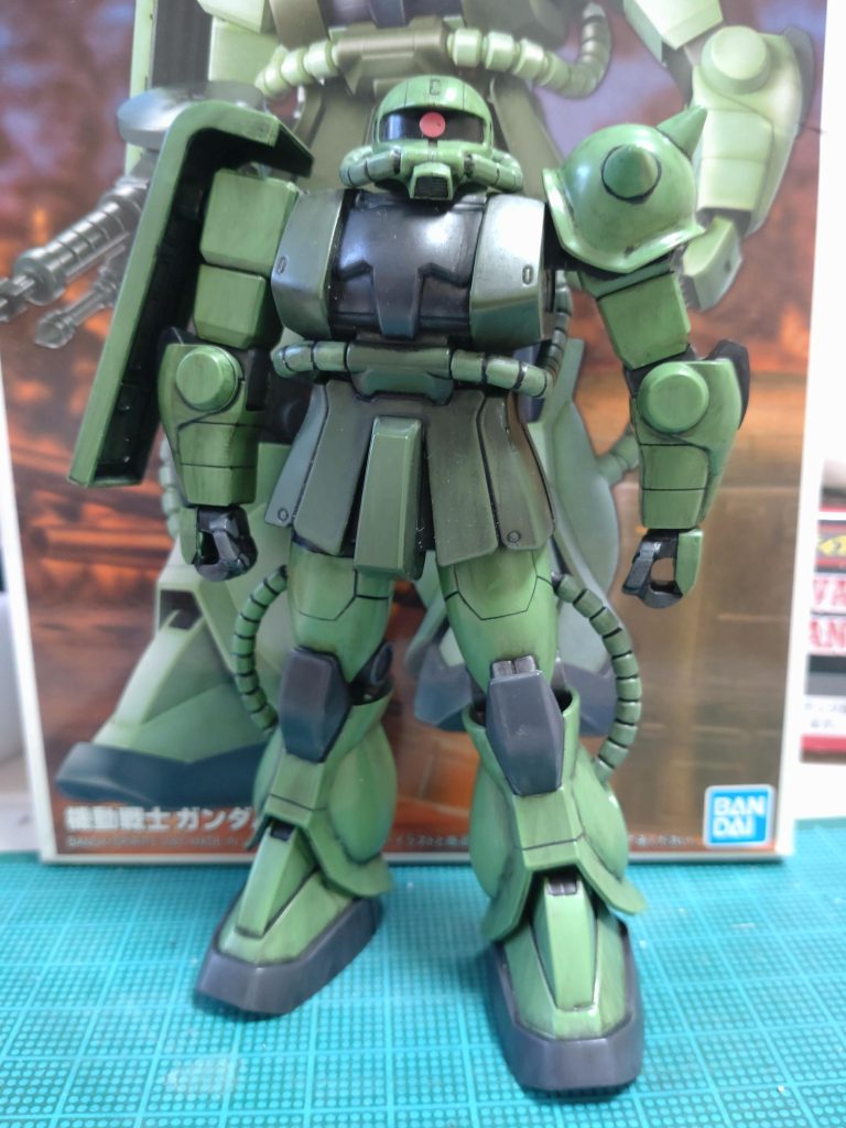 数十年ぶりのガンプラチャレンジです。作ってから、YouTubeで「後ハメ加工」ってのがあるのを知りました。 その程度の知識なので、昔ながらの接着、合わせ目消し、塗装、汚しの繰り返しで何とか完成させました。