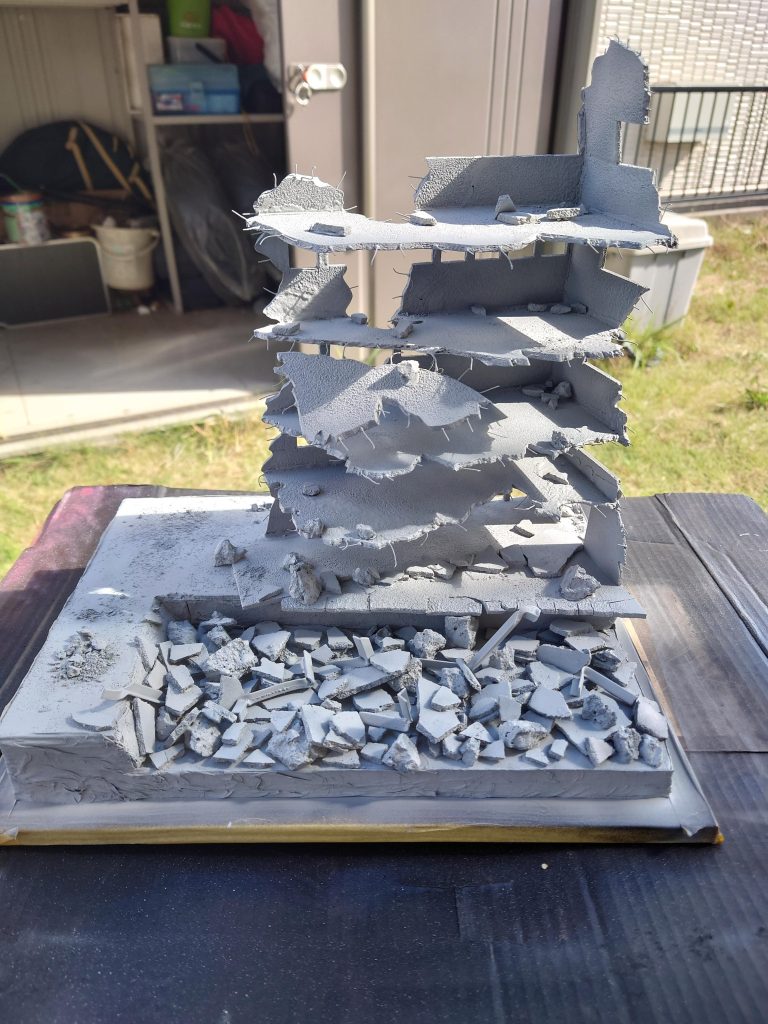 グレーサフ吹きました。その後の塗料の食いつきを良くする為です。