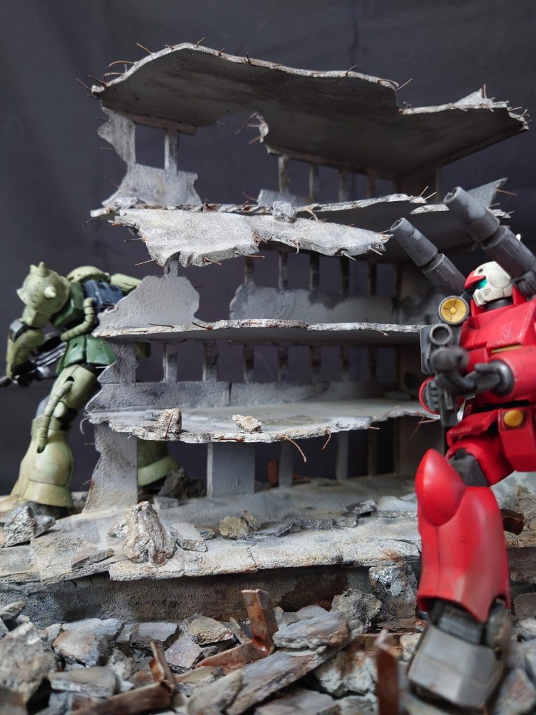 上手く廃ビルを使って物陰から狙います👁️ザクはガンキャノンに気付いてません