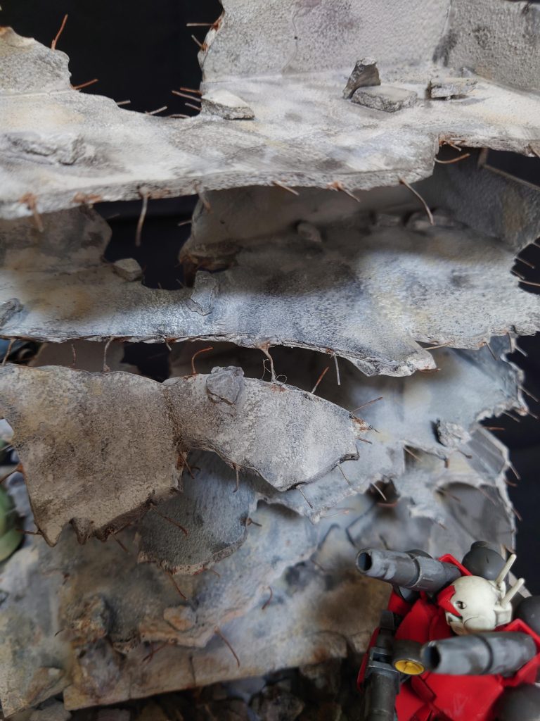 Mr.ウェザリングカラーのマルチブラック・ステインブラウン・サンディウォッシュを塗っていきます。ただ塗ると色味が濃いので、マルチホワイトを塗った上から塗り重ねると一気に色味が落ちていい具合に。