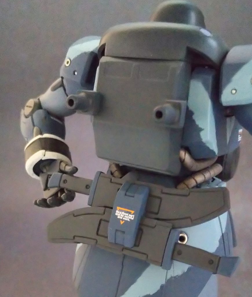 腰には2本のヒートナイフを収納。ナイフに手を掛けるポーズがカッコいい。