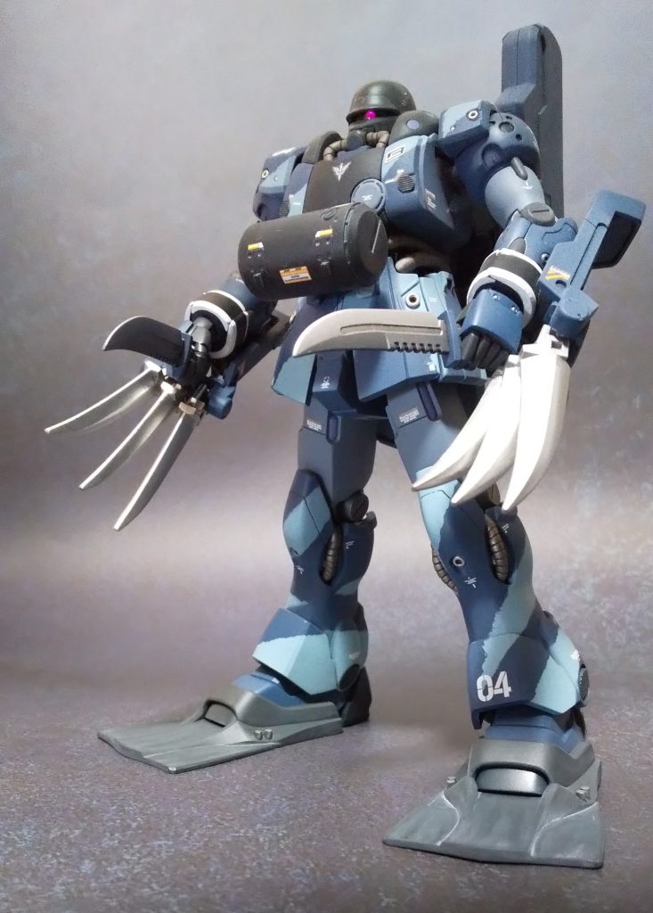 ゼーズールの水中フル装備。水中用フィンにバラストタンク、特徴的なヒートナイフにアイアンネイルが威圧感を与えますね。