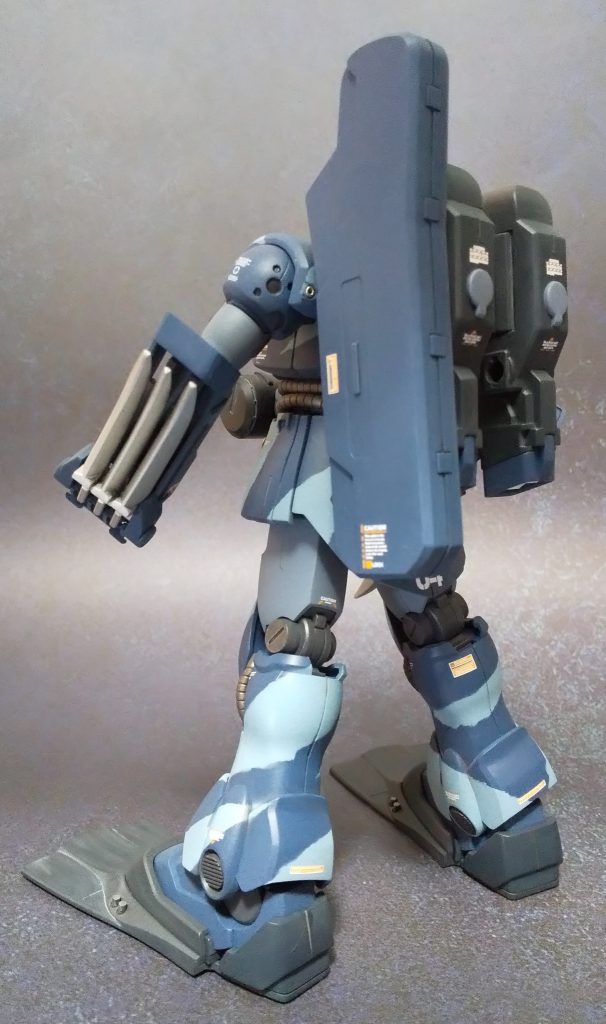 アイアンネイルが畳まれた状態。背中にはハイドロジェット推進器とビームマシンガンを収めた銃器コンテナ。