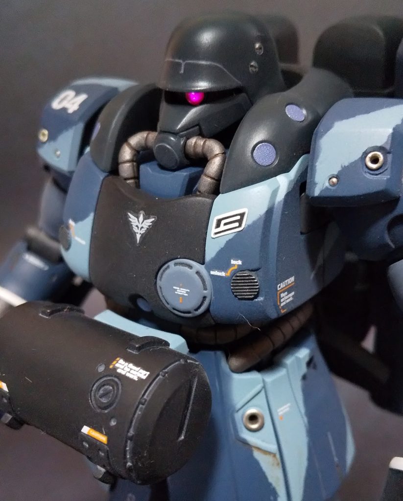 上半身はビルダーズパーツ、金属パーツ、デカールでディティールアップ。