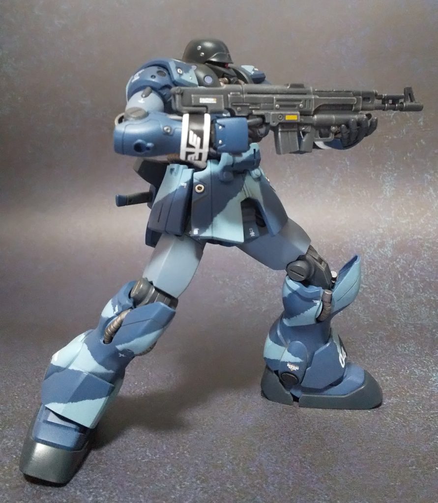 水中用装備を解除しビームマシンガンを構える。