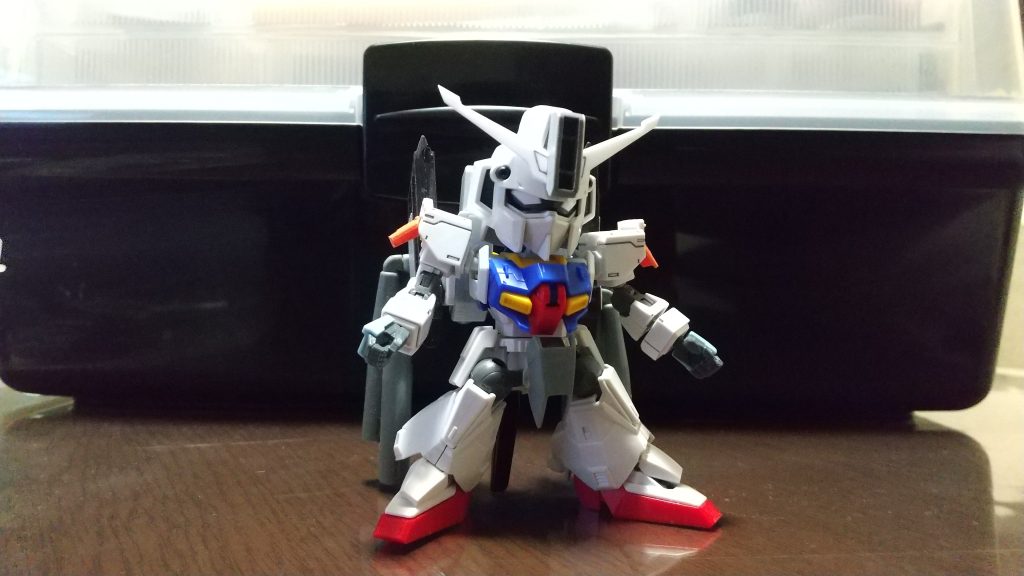 ミキシングの状態です。オリジンの腕と足の付け根を合わせて、やっと形になったところです。アンテナはプラバンで作成。メインカメラはマークⅡのライフルのカードリッジを逆さまに取り付けました。プロペラントタンクは大きすぎてやめました。