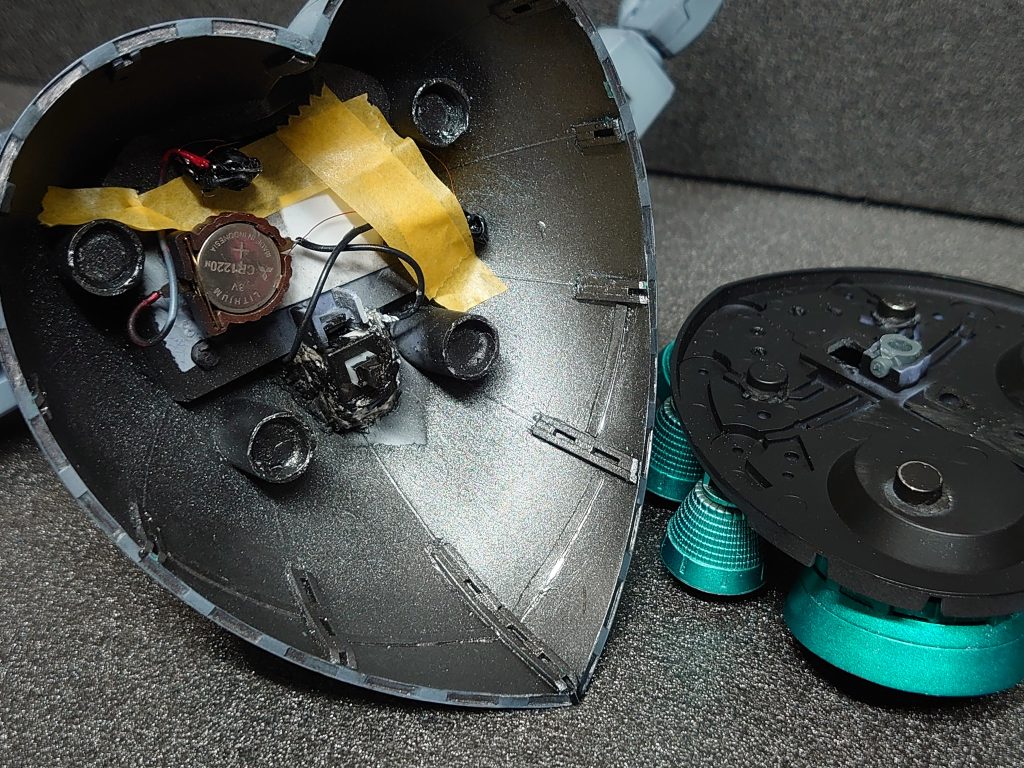 モノアイ電源は腹部内に、腹下部分とは強力マグネットにより脱着可能です、配線は・・・汚いですねーー