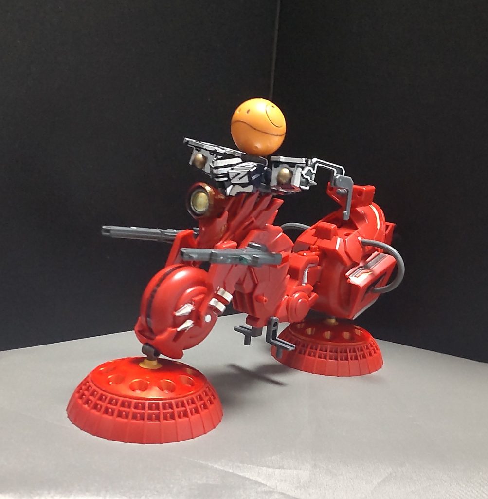 前後のフライトユニットはギャンのシールドを使用しています。※ギャン専用のヴァリュアブルポッドセットかハイパーギャン子に付いてくるタイプのシールドです。操縦席やハンドルはヴェルデバスター隊員の一部のボディを使って構成しています。サポートユニットのハロは外せます。