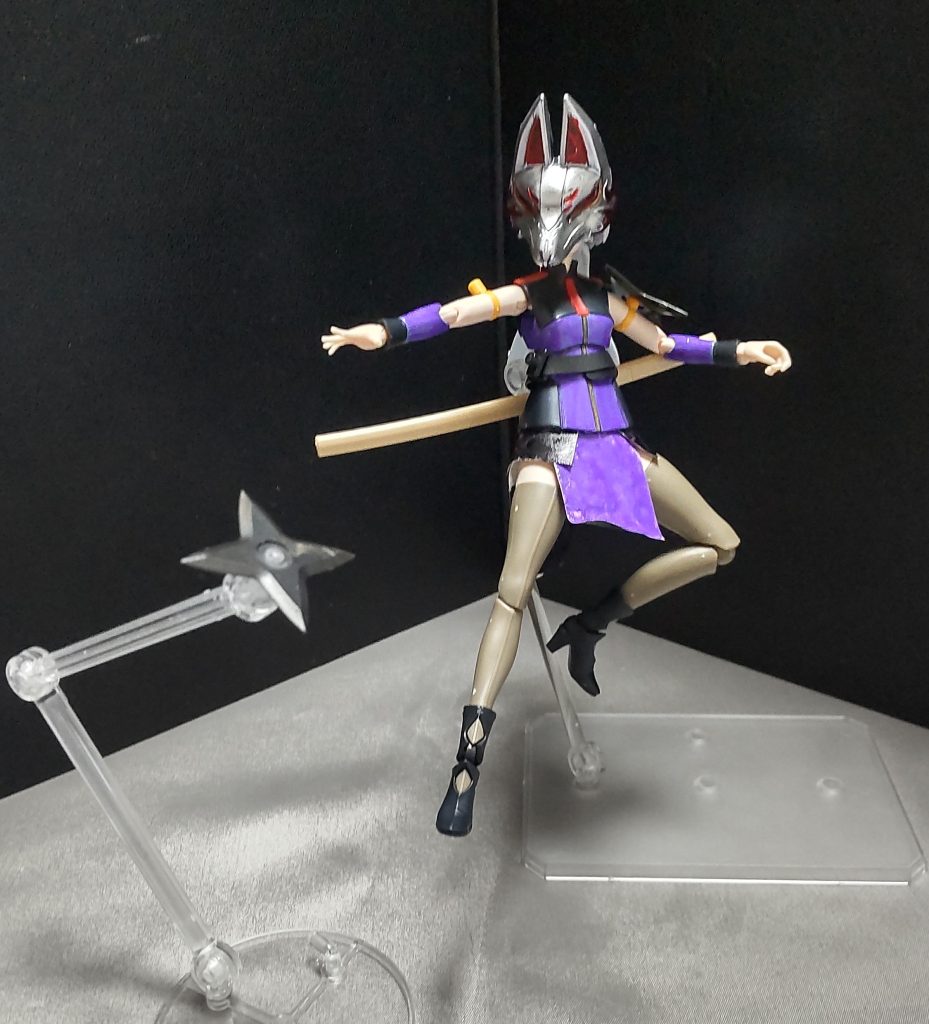 肩の手裏剣は当然武器になります。