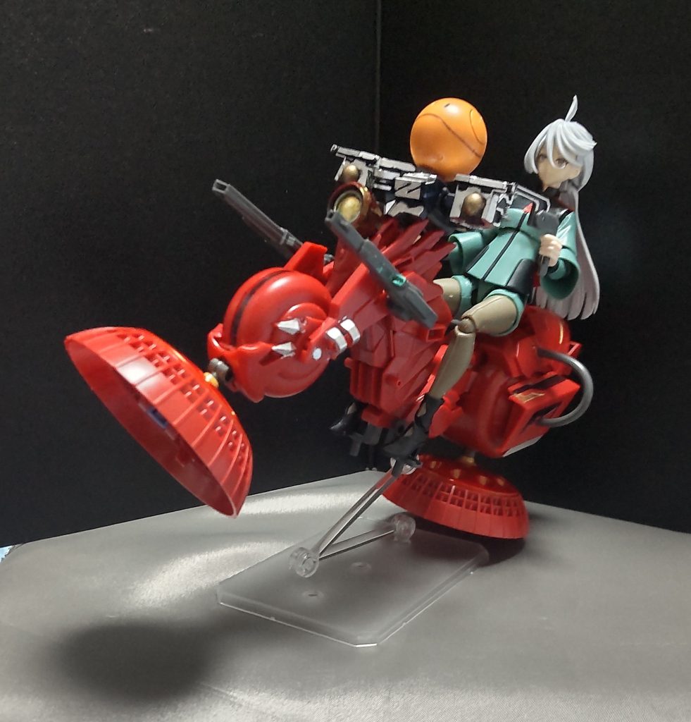 スタンドに対応しますので、ちょっと浮いている感じにすることも出来ます。