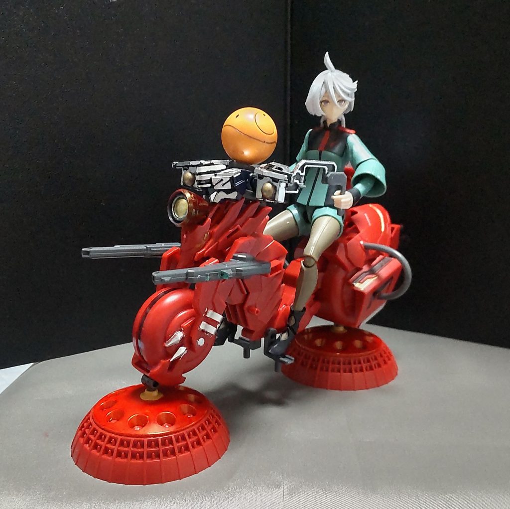 全くスレッタめ、人のエアバイクを散々乗り回しちゃってメンテに時間がかかったじゃないのよ……ん？