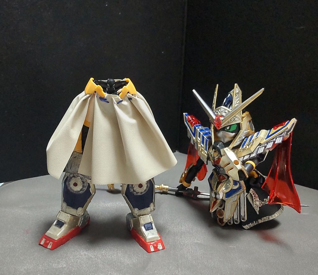 下半身は30MSのを使用しています。※これは以前作っていた30MSとSDガンダムのミキシングシリーズの技術を流用しています。また、ローブをイメージしたのを身に着けたかったので、配管テープで作った腰マント風なのを纏わせています。※素肌が見えてますが、ここは上半身を繋ぐことで隠れますので気になりません。