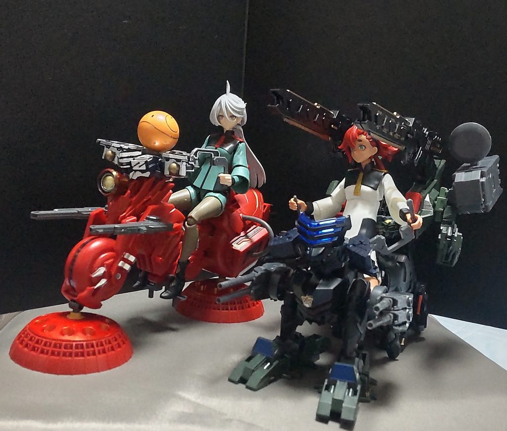 SDコン用に作った乗り物、グレートジャスティスフォートレスと一緒に。火力はフォートレスのほうが圧倒的に上です。