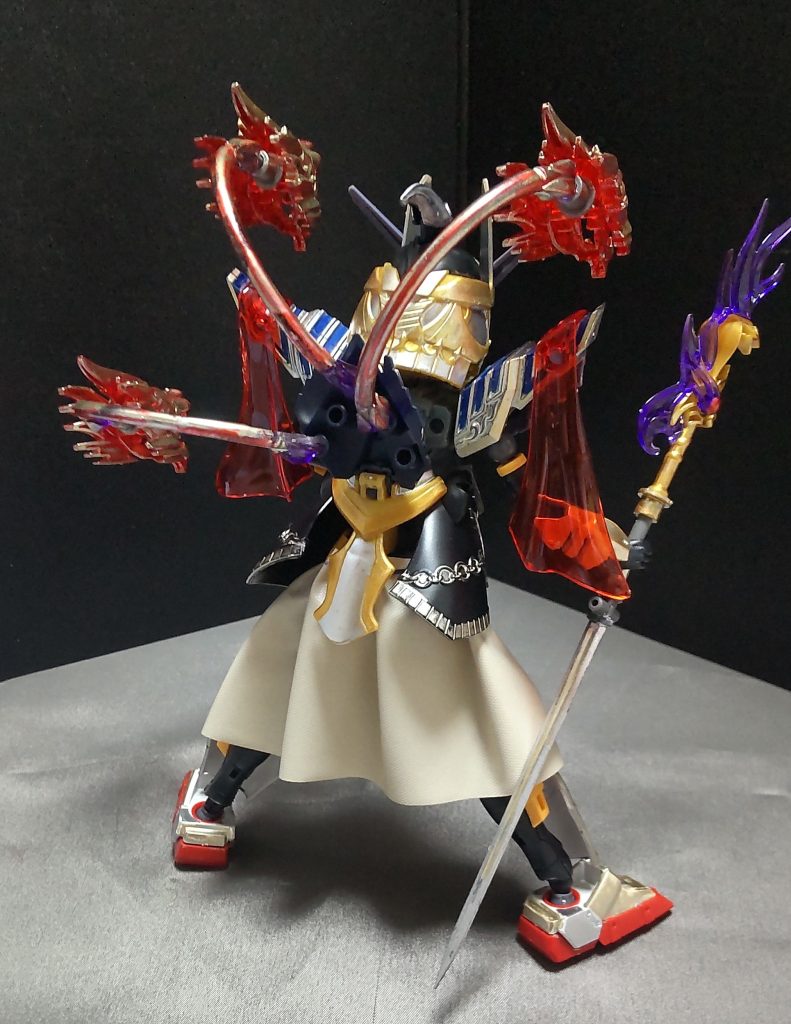 リアアーマーを展開して付けるか、背中にある穴に付けて運用します。