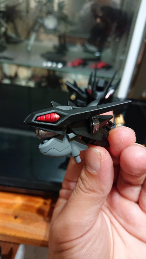 右腕に現れた魔龍メギド。ウーンドウォートのMA形態に使うパーツに魔竜騎士ゼロのパーツを張り付けて制作。