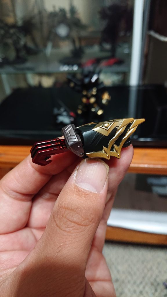 左腕の鉤爪は伸縮可能です