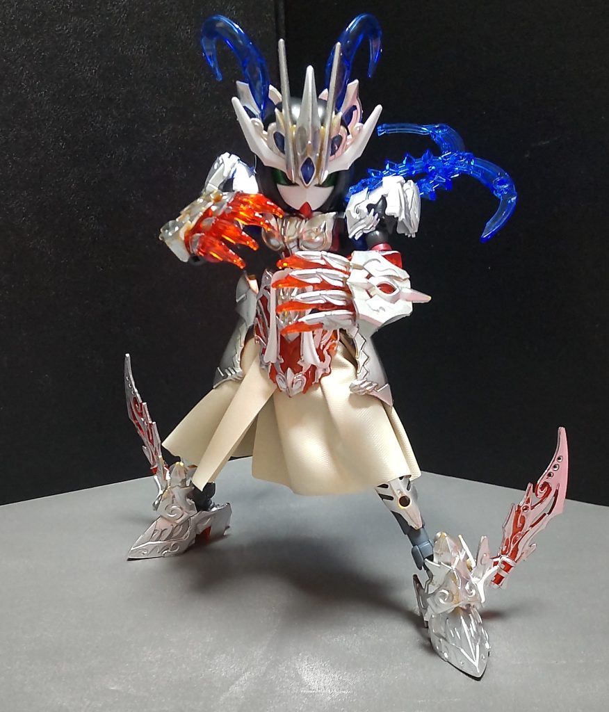 ○シルヴァンス・クローこれも遺跡から見つけた武具の一つで、腕に装着して戦います。※手甲としての役割もあります。爪の部分が赤いのは炎のエネルギーを宿しているからである。