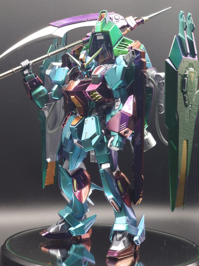 相変わらずの亀進行で久しぶりのガンスタ投稿ですお久しぶりでございます今回は…全身を高級塗料ストラクチャルフレアで塗装したギラギラの偏光光沢仕様です色々とサイズが大きい為写真に収まりきってくれません(泣)