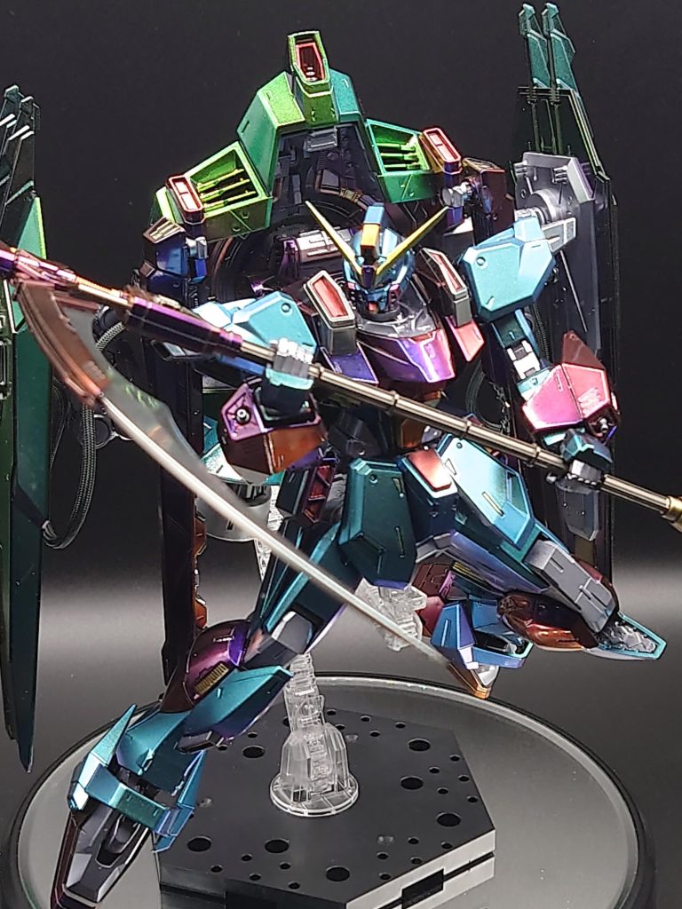 胴体や腕の部分などの青〜紫系のところはモルフォブルー肩や頭などの部分はミステリアスシルバー背負物の緑系はジュエルビートルゴールド系はドラゴンゴールド赤系はロージアメタリック銀系はボーンミラーを使っております塗装ブース内の光が強すぎて逆に偏光がしっかりでてないですね…ぐぬぬぬぬ