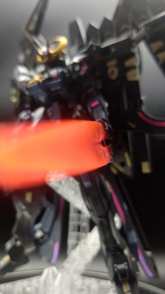 たまたま撮れたポケた写真が悪役っぽくてなんだかいい感じだったのでこちらでラストです。いかついので下からのアングルがお気にいりです。色々な事に挑戦した思い出深い1体になりました！最後まで見ていただきありがとうございました！