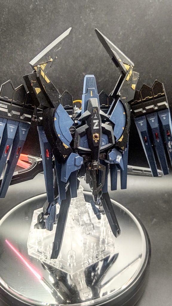 なんとなくジオニックソードを広げたらいかつくなりました。ジオニックソードにもゼットのデカールを。ファンネルの部分塗装、デカール、ラピーテープが大変でした🤣