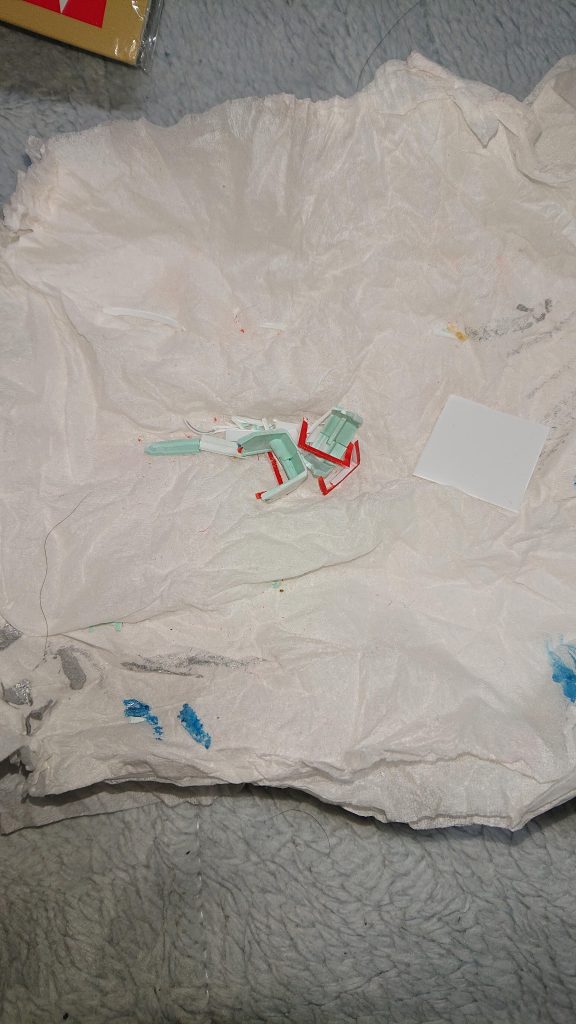 とりあえず、不要な箇所はノコギリで切り落としました。主に肩と腰部のフロントアーマー、脚部のアンクルアーマーを最初に切り落としてます。