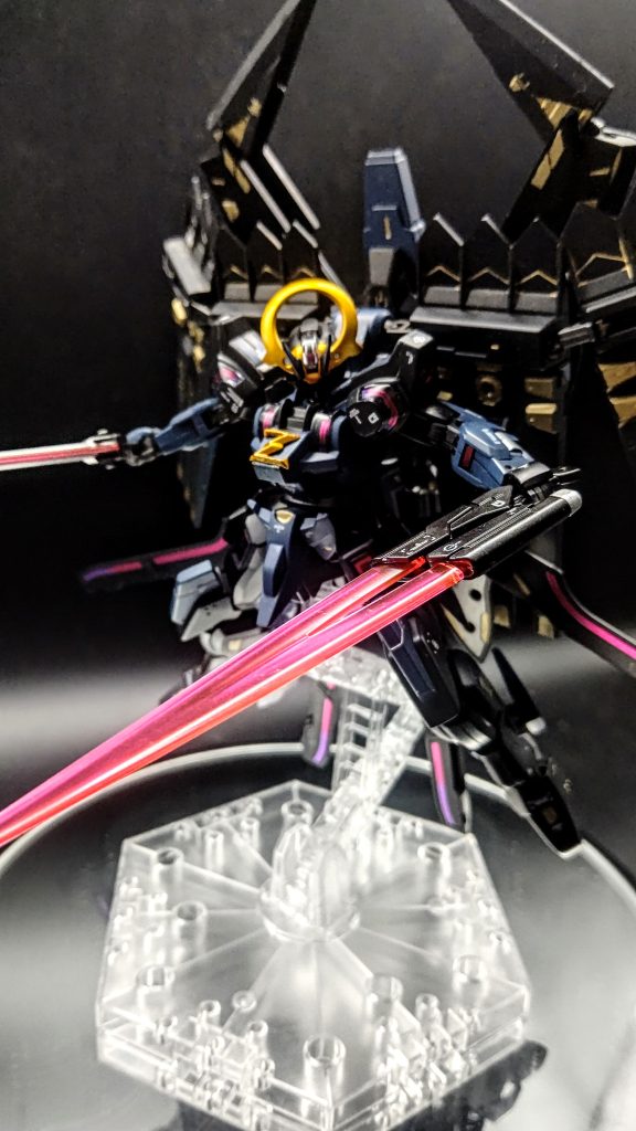 いかつい割に左手が寂しかったので、X-Oフルクロスのバタフライバスターを持たせました。フルクロスの武器は本当にかっこいい。腕のシリンダーをシルバーで色分けしたのがよかったかなと思っております。左右の手の甲が色違いですが、暗黒面にとりつかれつつ理性を保っている表現などでは全くなく、ただのミスです笑