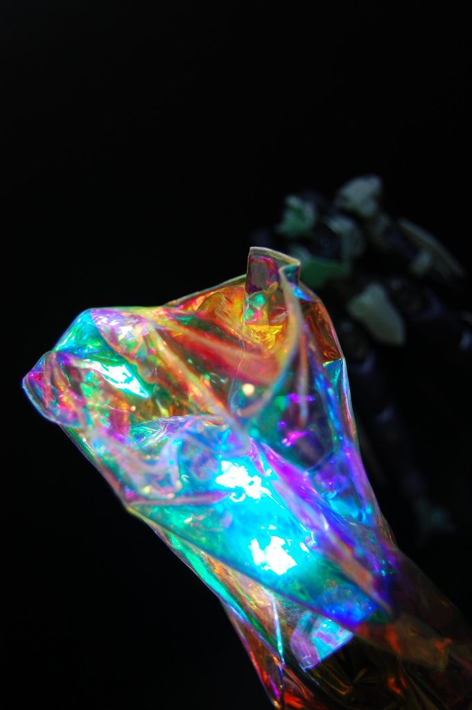 ピントを合わせていくとだんだんビニールっぽい光沢の質感になります。光ってると中のライトのボディはあまり目立ちません。ライトを入れなくても蛍光灯の光でもけっこう虹色感は出ます。これ自体が光ってるので、画像加工と違って機体にも照り返しの光が付きます。元々はX(旧ツイッター)のこちらのポストのエフェクト表現をやりたかったのですがあまりうまくいかず、代わりに副産物としてできました。