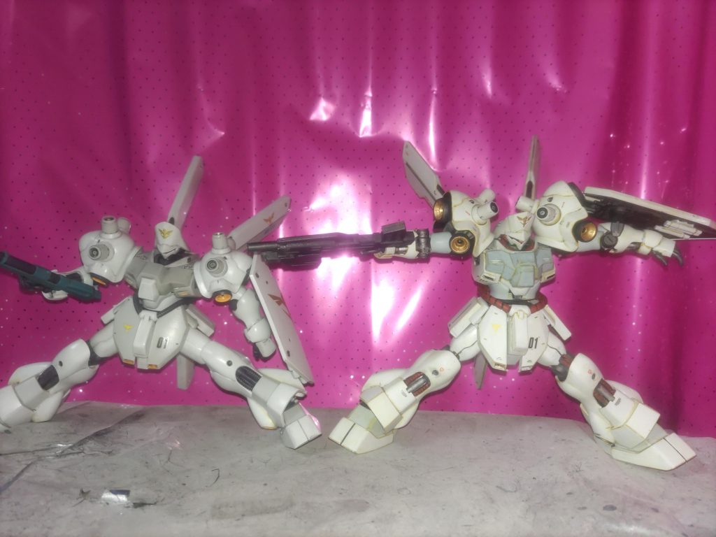 以前プレバン限定ROBOT魂で販売されたサイコ・ドーガとの比較です。肩関節はHGUCの方が上です。脚の関節は若干ROBOT魂の方が開きます(つま先も独立可動しますね)