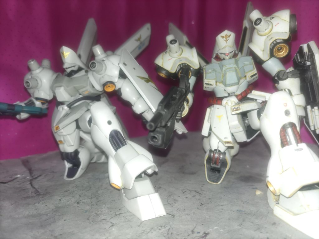 膝立ちはHGUCの方が綺麗です。