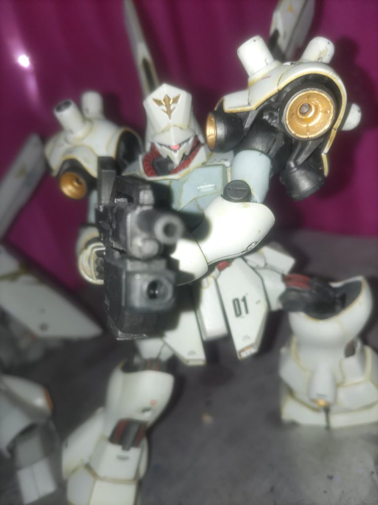 MP４０みたいなサイコ・ドーガのビームアサルトライフルはそんなに強そうに見えなかったので、同封されているギラ・ドーガ指揮官用ビームマシンガンにコトブキヤのグレネードランチャーを取り付けました。