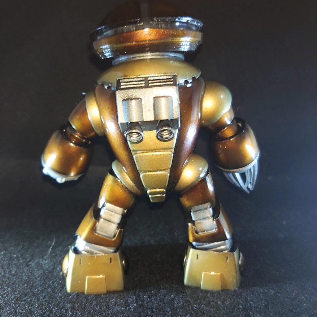 後ろはこんな感じ。黒サフにゴールドとシルバー、クリアブラウン、スモーク。最後はスーパークリアで仕上げました。全てクレオスで、爪はガンダムマーカーメッキシルバーです。モノアイは百均のデコシール。これがやりたくてエアブラシ買っちゃいました。