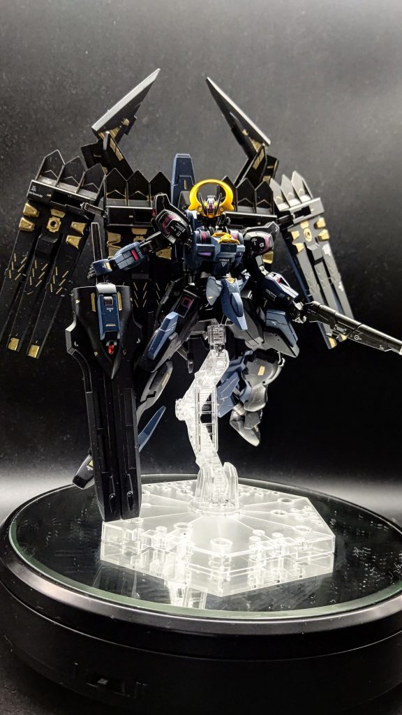 ガーディアンを全部付けた状態です。連結パーツを何個か紛失したため、ランナーをヤスって作りました。毎度の事なんですが何故なくなるかね🙃ホント次から小さいパーツはジップロックに入れよう☹️つま先は初めてエポキシパテを使って延長してみました。面取り？が難しく、ずんぐりむっくりした足になってしまいましたがなんとか形になってよかったです。バタフライバスターはガンモードにもなるので遠距離もドンと来い。