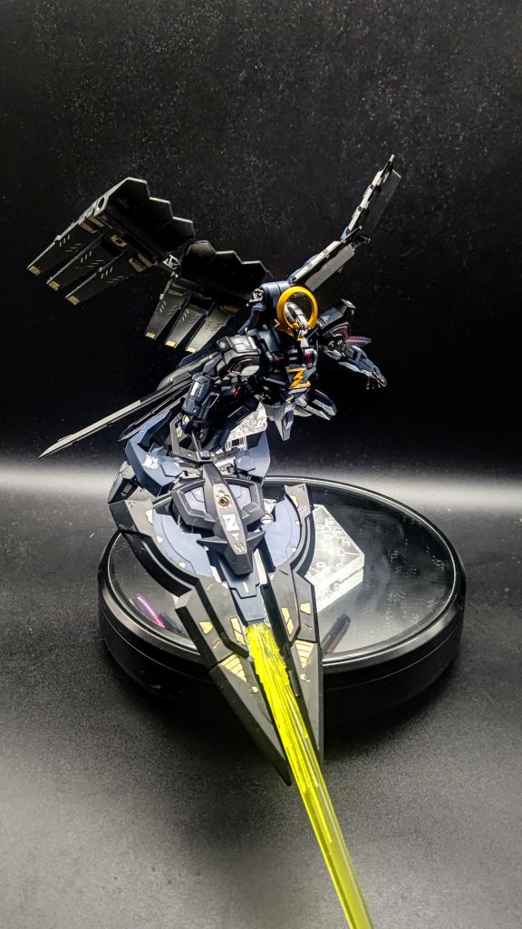 ジオニックソードを待たせて。当然ですが保持は出来ません笑スタンドが付いているのでそちらを使えば可能です。左手の平手が付いているのがとても嬉しいですね。平手の甲は青色です笑