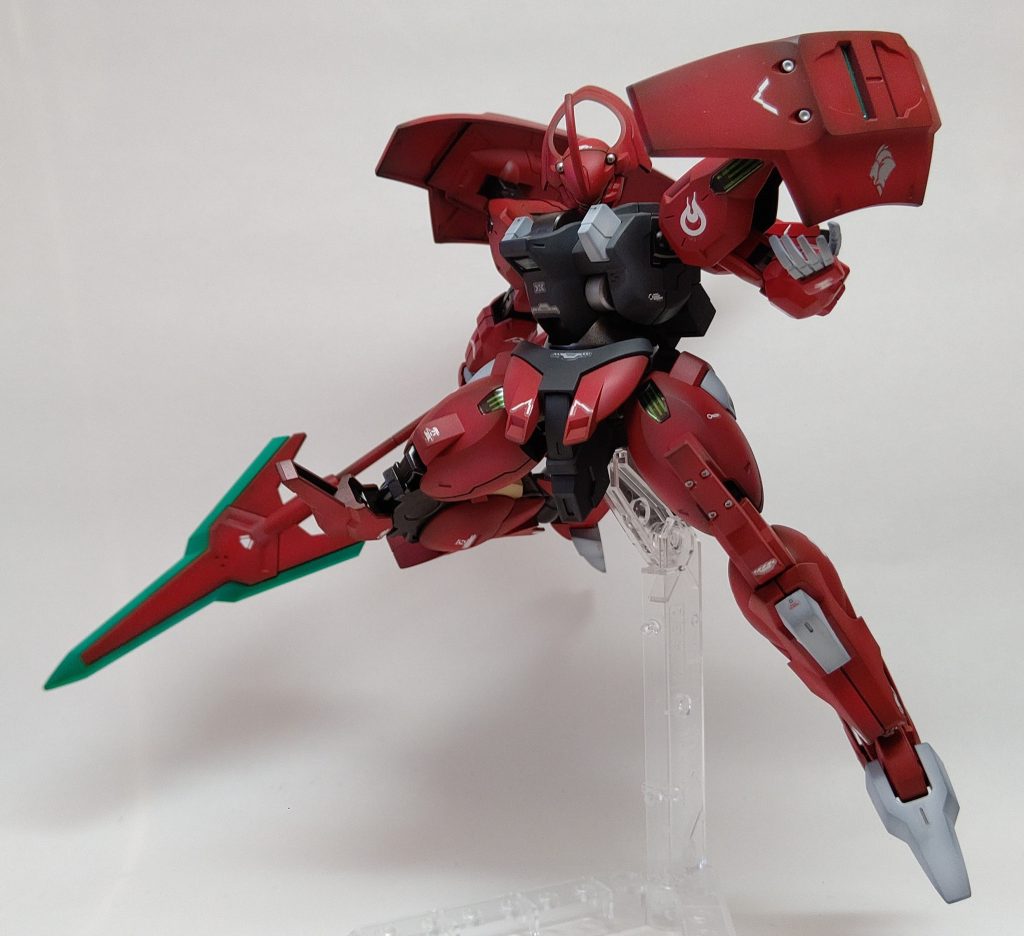 ウェポンディスプレイをいまだに買えず、足の射出形態をディスプレイするためのパーツも無くした敗北者なので、肩ユニットやら腕やらの展開ができませぬ。