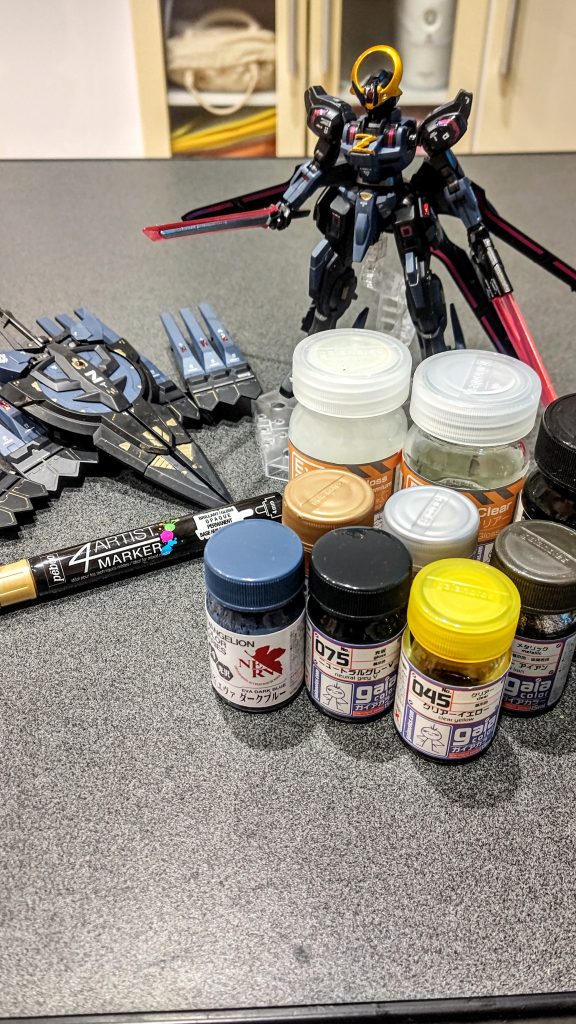 スジボリをしたので、一度全てのパーツをエヴォブラックで塗装し青・エヴァダークブルー黒・ニュートラルグレーⅤ金・(頭の輪、Z)ｽﾀｰﾌﾞﾗｲﾄｺﾞｰﾙﾄﾞ→ｸﾘｱｲｴﾛｰそれ以外の金は全て4ｱｰﾃｨｽﾄﾏｰｶｰ銀・(腕のシリンダー)ｽﾀｰﾌﾞﾗｲﾄｼﾙﾊﾞｰ関節部はｽﾀｰﾌﾞﾗｲﾄｱｲｱﾝ本体は半光沢武器類は光沢トップコートです。目はクリアレッドでキャンディ塗装しましたが目立たないです。メインカメラのいい塗装方法はないものか🤔本当は金を全てｽﾀｰﾌﾞﾗｲﾄｺﾞｰﾙﾄﾞで塗り分けようと思ったんですがマスキング箇所があまりにも多かったので断念しました笑
