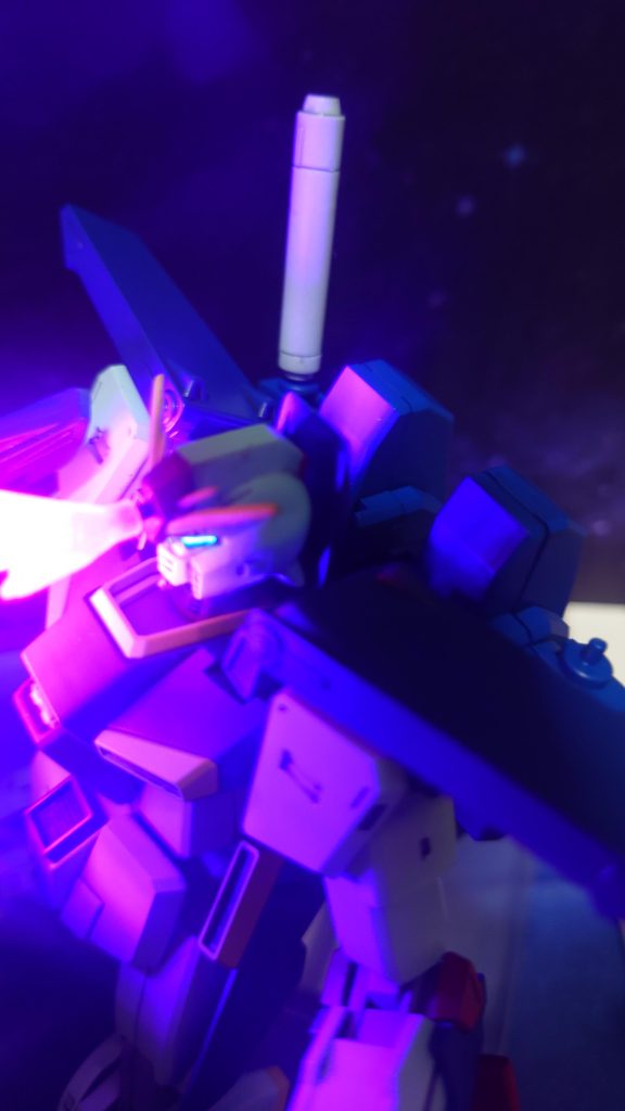 ハイメガキャノンをエフェクトパーツと蛍光ピンクで表現してみました。