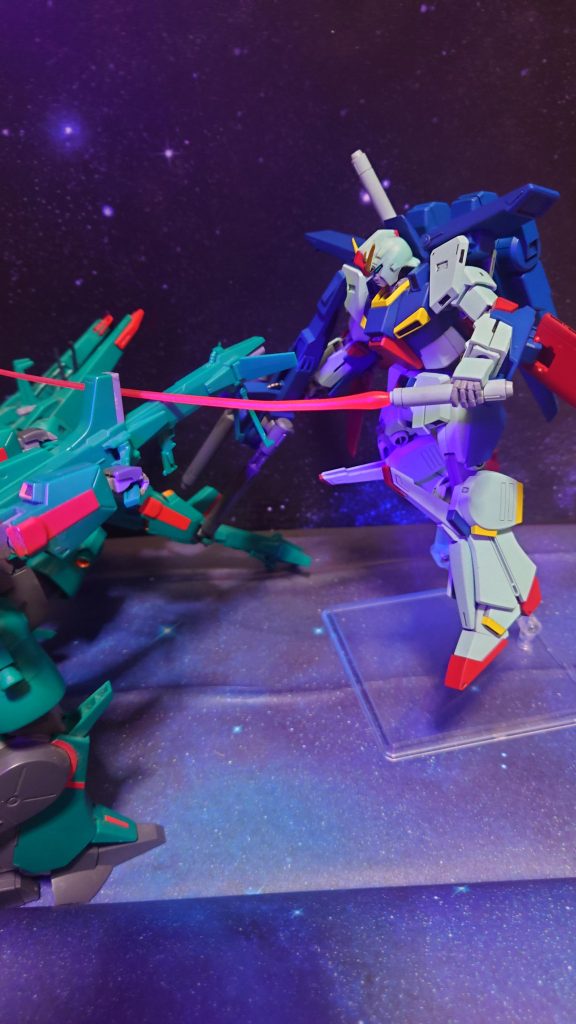 友人からトライオン３を貰ったので、左手にハイパービームサーベルを持てるようになりました。