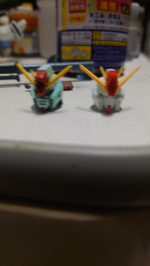 頭部比較やっぱり旧1/144の頭部がアニメ寄りだと思います。